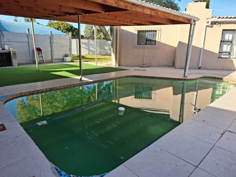 4 Bedroom Property for Sale in Oakdale Western Cape